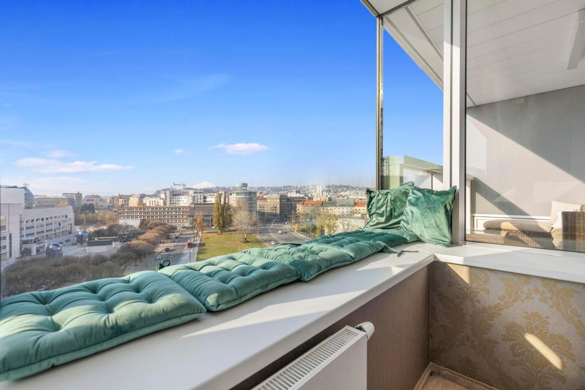 Panorama City Apartment In Downtown Area With Free Parking And Castle View Bratislava Exterior foto